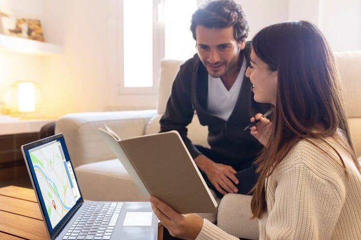 man telling aboutt the seo to ladies in laptop